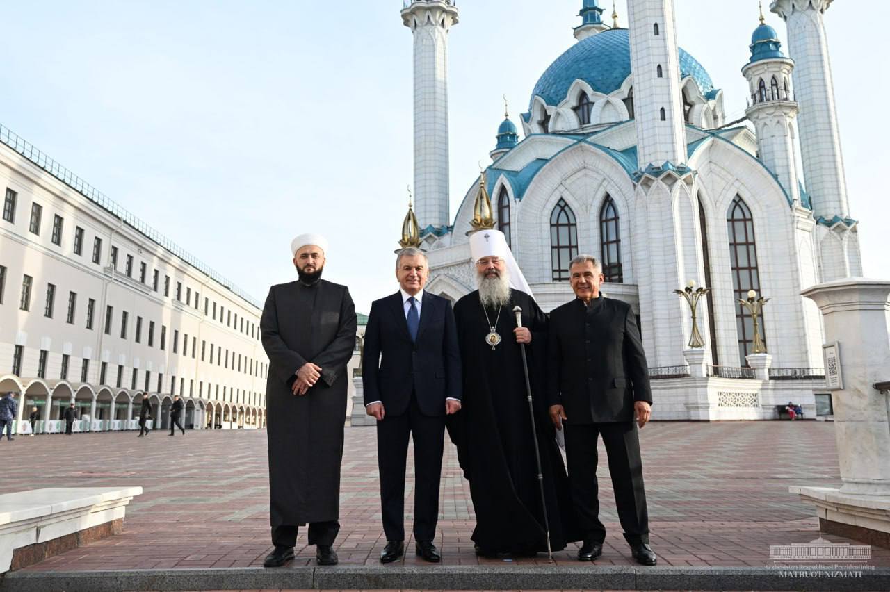 Президент Узбекистана ознакомился с достопримечательностями Казанского Кремля