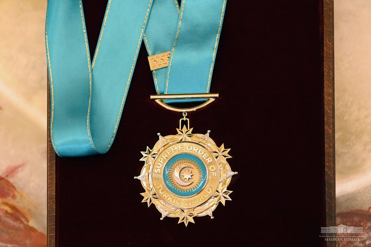 Президенту Узбекистана вручена высшая награда ОТГ